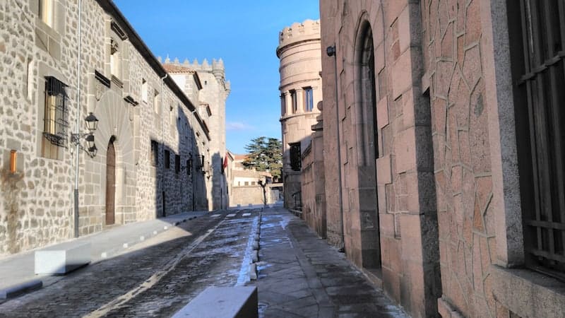 Pasear por Ávila y ver el palacio de los Bravamente