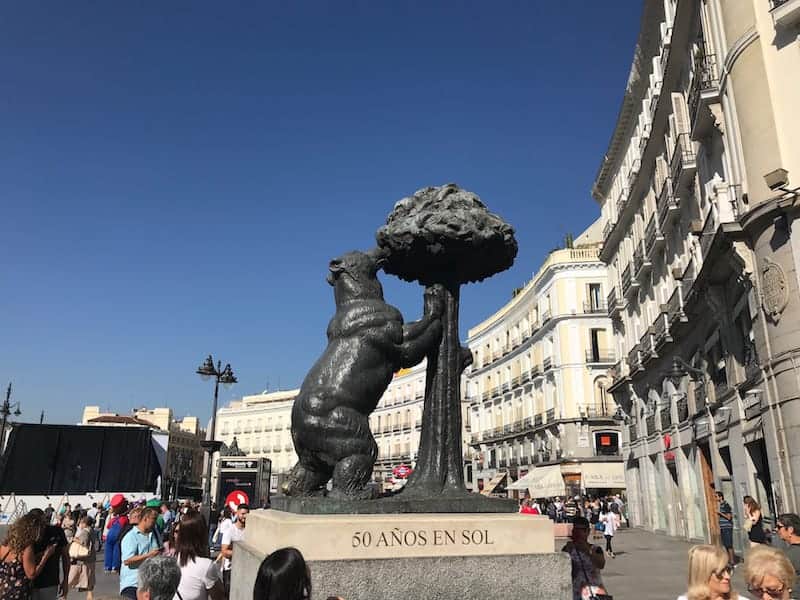 Estatua del Oso y el Madroño